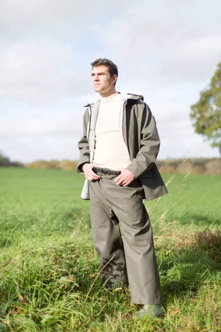 Le pantalon Bocage avec ceinture ajustable élastique est vendu autour de 50 euros et la veste cirée Isoder autour de 70 euros. © G. Cotten