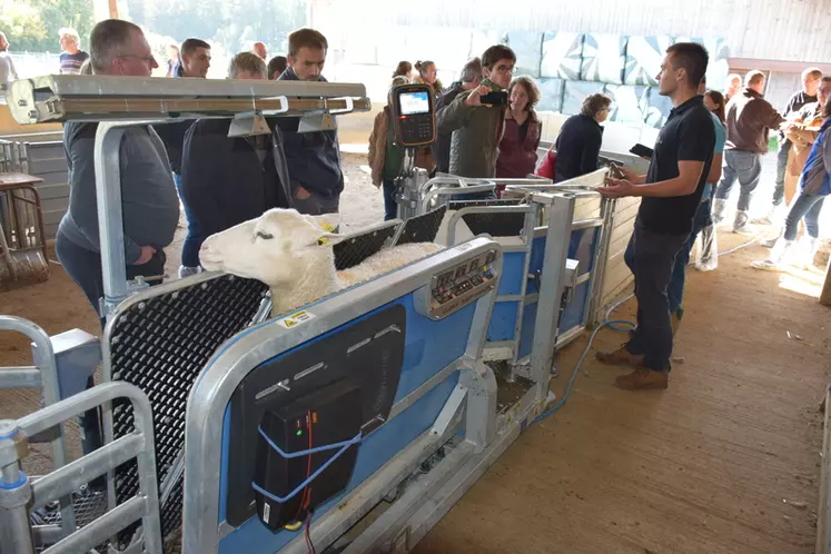 L’appareil était en démonstration à la ferme du lycée agricole de Charolles lors de l’assemblée générale extraordinaire de l’OS Romane. © D. Hardy