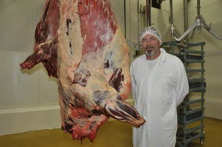 Stéphane Thiry, éleveur bovins viande en vente directe et gérant de la coopérative. « Nous avons voulu que l’abattoir soit exemplaire au niveau protection animale et environnement ». © B. Griffoul