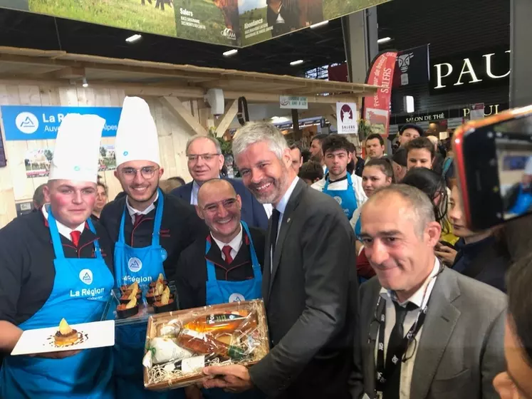 Le président de la région Auvergne Rhône-Alpes a félicité les participants de ce premier concours de cuisine.   © E. Bruneau