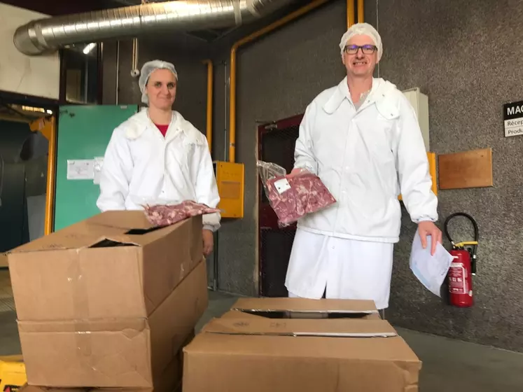 Le 7 avril, le centre hospitalier du Mans a reçu 400 tranches de gigot d’agneau et 62 kilos de morceaux à tajine ou sauté d’agneau. Une façon de remercier le personnel soignant en leur apportant du plaisir autour d’un bon repas ! © M. Doire