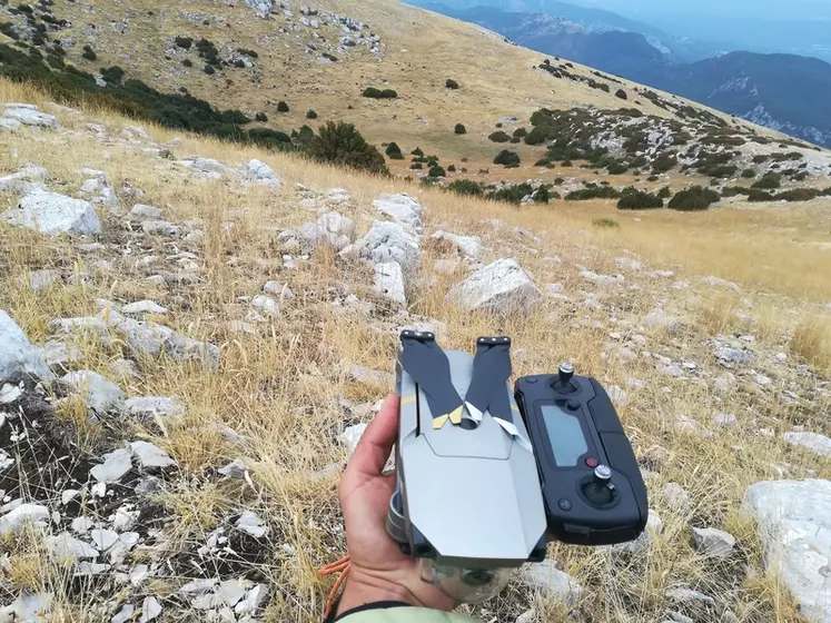 Le drone, la télécommande et les deux batteries de rechange pèsent un kilo et peuvent être facilement mis dans le sac ou une grande poche. © N. Schneidermann