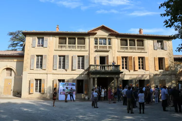 Le Domaine du Merle à Salon-de-Provence abrite, en plus de la Maison de la Transhumance, un centre de formation pour les futurs bergers. © B. Morel