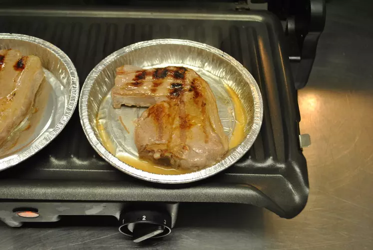 La viande est cuite au grill sans matière grasse ni sel jusqu’à la température à cœur de 55 °C. © J. Normand