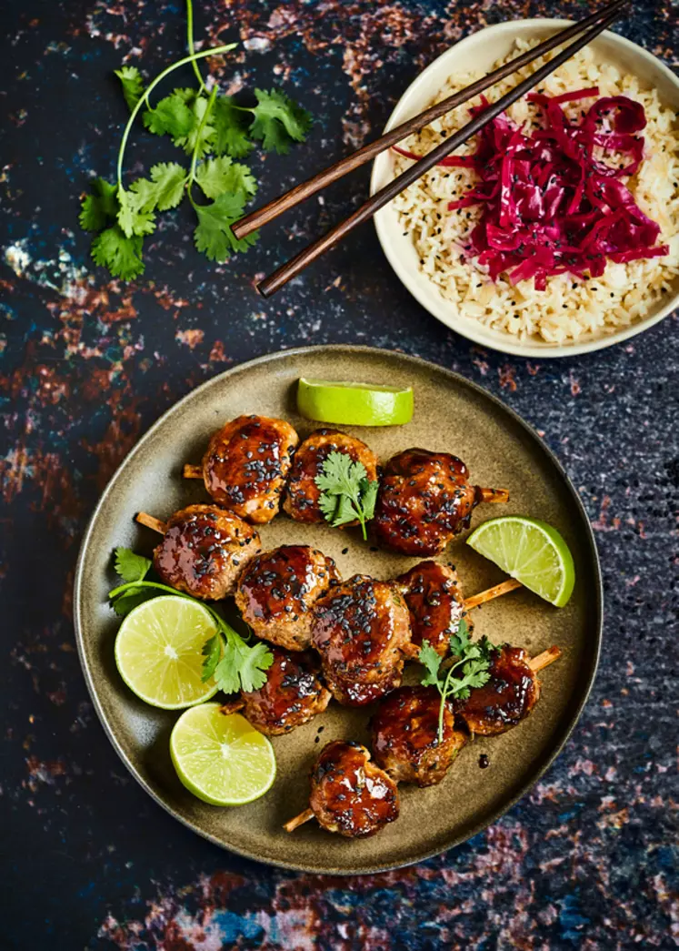 Ces boulettes d’épaule d’agneau yakitori et riz sauté peuvent constituer un bento facile à emporter pour la pause déjeuner du bureau. © J. Lalbatry / D. Constantini