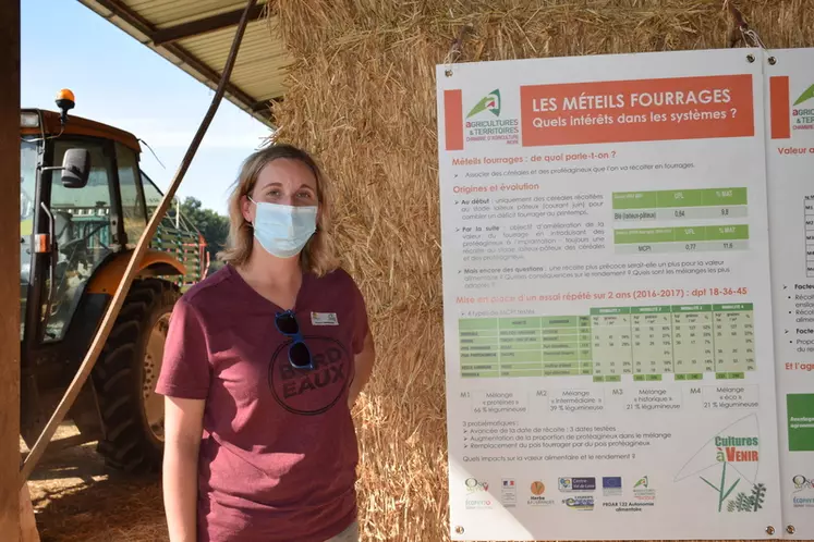 Pauline Hernandez, conseillère fourrages à la chambre d’agriculture de l’Indre, présentait les résultats d'Herbe et Fourrages lors de la journée ovine de la région Centre-Val de Loire du 15 septembre, à Nibelle dans le Loiret. © T. Sidi Saïd