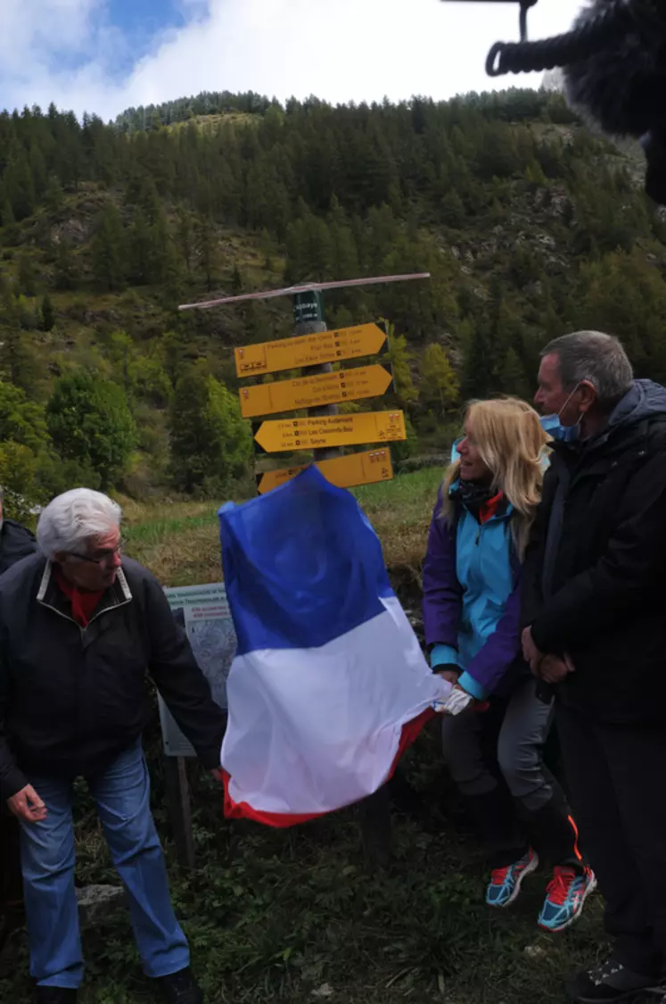 Le premier jalon du chemin de grande randonnée GR 69 La Routo a été inauguré dans les Alpes-de-Hautes-Provence fin septembre. © Cerpam