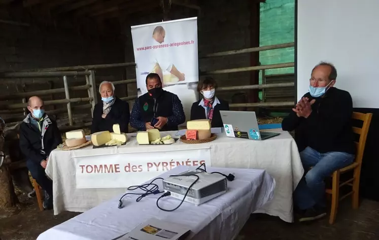 André Bazerque (à droite), présidentde l’Association des fromagers  fermiers artisans des Pyrénées (Affap), a très officiellement fait part des nouvelles dispositions régissant le cahier des charges de l’IGP Tomme des Pyrénées. © J.-N. Passal