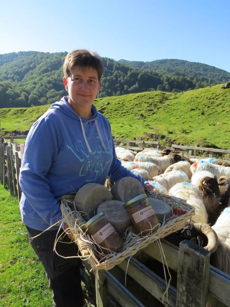 Denise a appris à faire du fromage et s'est trouvé les marchés pour son Oassau-Iraty. Elle espère maintenant pouvoir trouver des terres pour s'installer avec son troupeau. © A. Dazet