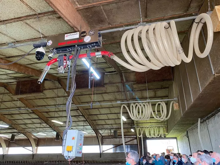 Le robot Sentinel avec pailleuse automatique projette la paille jusqu’à 8 m de chaque côté de son rail. © A. Dazet