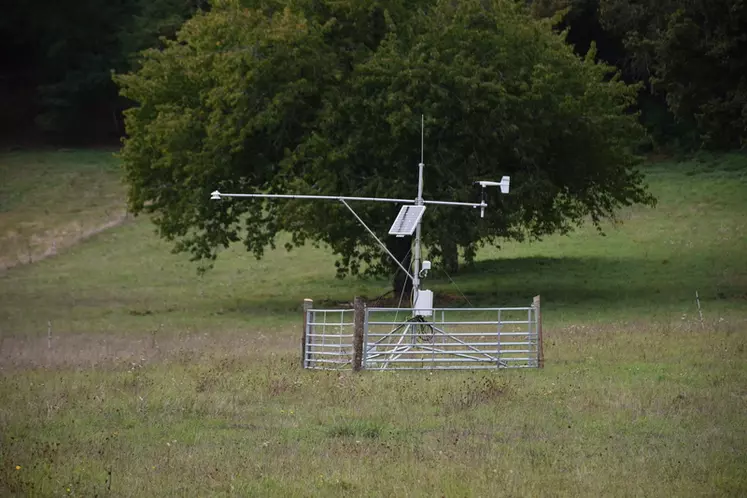 L'albédomètre installé au Ciirpo va aider la recherche à mieux comprendre le rôle des prairies dans l'atténuation du changement climatique.  © D. Hardy