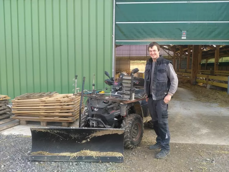 François Bouclet, 25 ans, utilise un quad, outil indispensable pour réaliser les clôtures sur les parcelles de couverts.