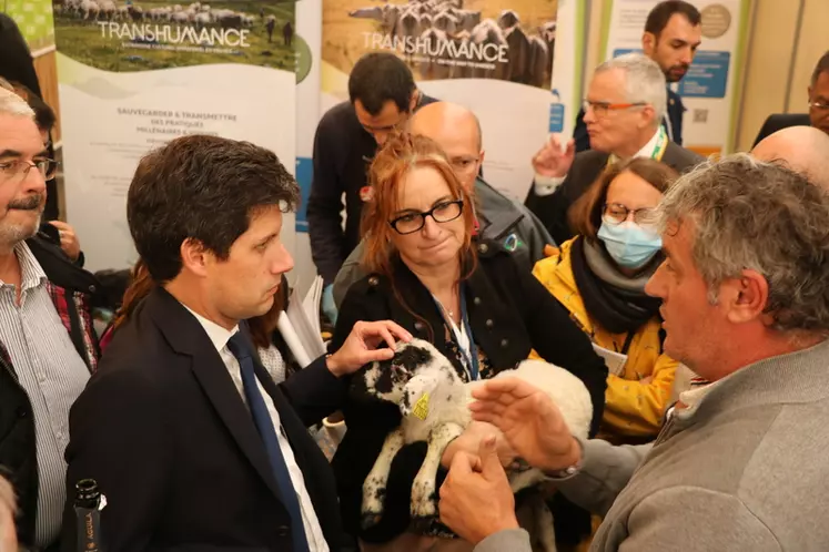 Le ministre de l'Agriculture Julien Denormandie s'est montré à l'écoute de la filière ovine et a pris le temps de recevoir les doléances de chacun.