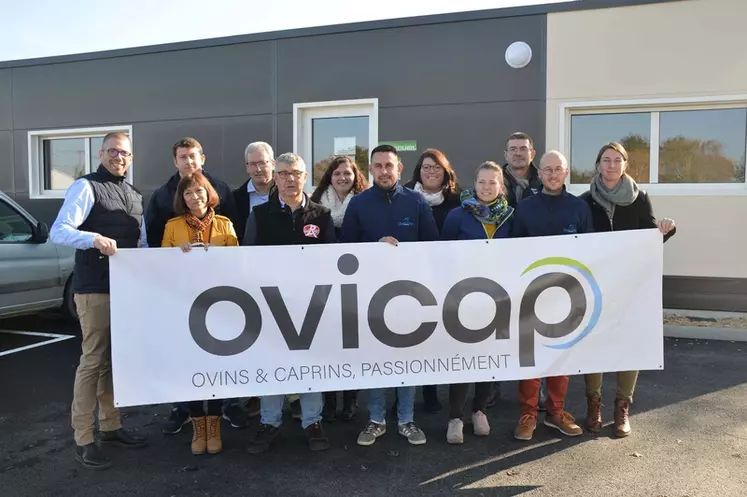 Les salariés de Cavac dédiés aux petits ruminants rassemblés pour l'inauguration des locaux d'Ovicap à La Ferrière.