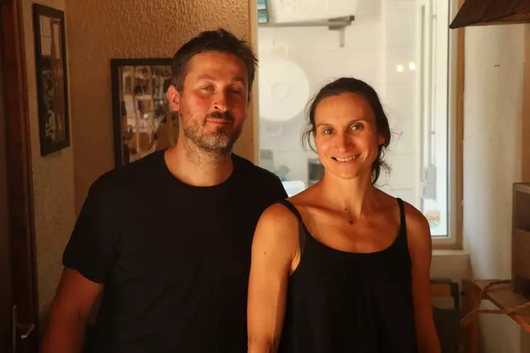 Jimmy Haussler et Emilie Salvi misent sur une clientèle locale et touristique pour vendre leurs produits fermiers.