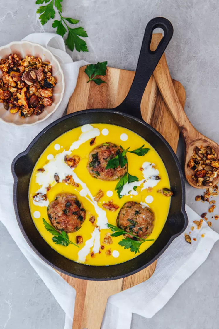 Boulettes d’agneau aux herbes, velouté de potiron-coco, granola salé