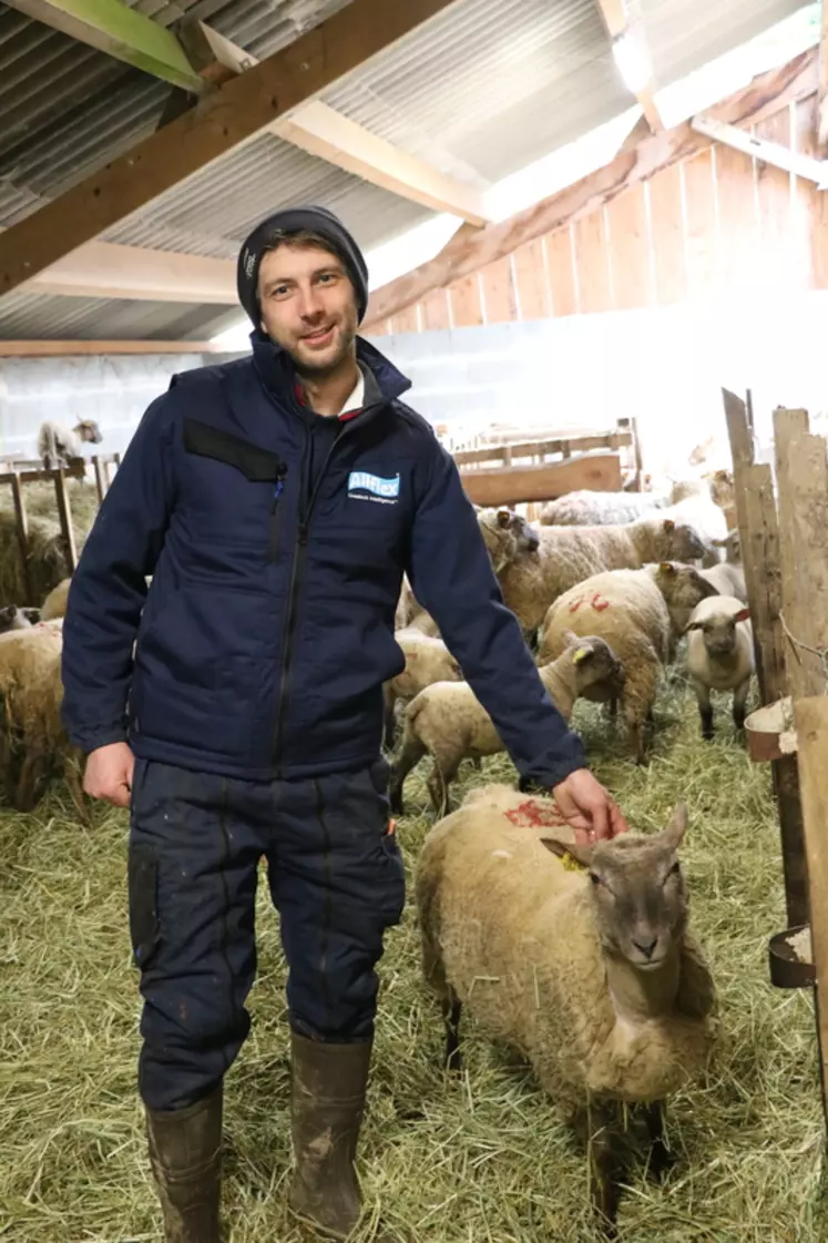 Pierre Crouigneau, 31 ans, est passionné par l'élevage ovin et par la gestion des surfaces boisées.