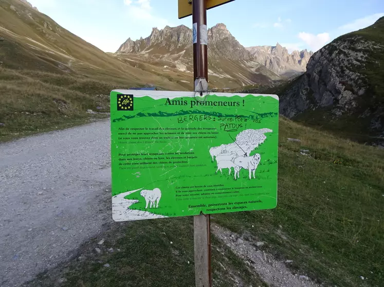 La communication entre éleveurs et grand public n'est pas toujours facile, comme en témoigne ce panneau installé en Savoie (photo d'archives A. Tournier septembre 2021).