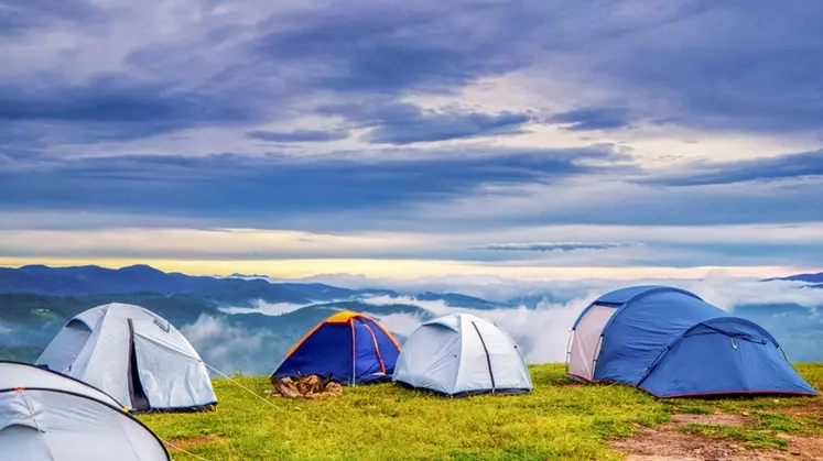 Le bivouac peut être autorisé mais les lieux doivent être laissés dans l'état où ils étaient initialement et les tentes ne doivent pas rester plus d'une nuit au même endroit.