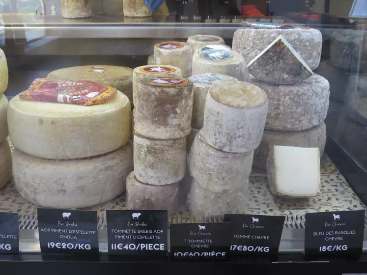 La gamme de fromages proposée par Onetik se décline entre lait de brebis, de chèvre et de vache. La qualité des produits est régulièrement reconnue lors de concours.