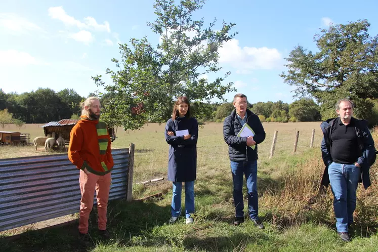 Denis Gemin (à gauche) a accueilli la commission bio d’Interbev pour une journée presse. En France, environ 2500 éleveurs ovins sont en bio, pour 5-6% des brebis.