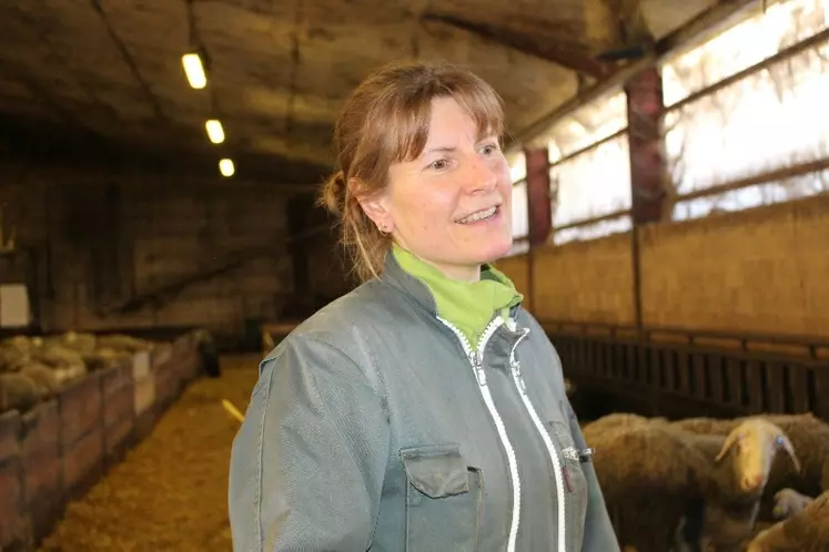  Marina Rouanet-Delmas est éleveuse de 500 brebis laitières dans l'Aveyron. Elle a vécu le groupement d'employeurs comme une expérience enrichissante et solidaire.