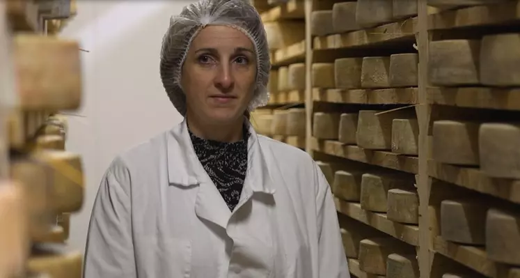 Lucie Dombre, fromagère en Aveyron, présente les modes de fabrication et savoir-faire autour des fromages au lait cru.