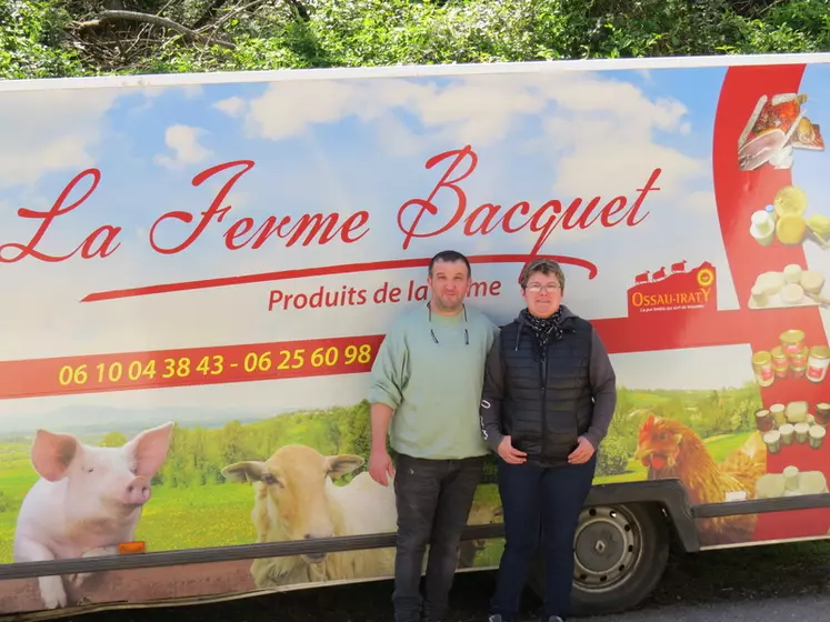 Isabelle et Jean-Louis Mougica commercialisent leur large gamme de produits fermiers uniquement en vente directe. Cela leur permet de résister à une forte concurrence sur ...