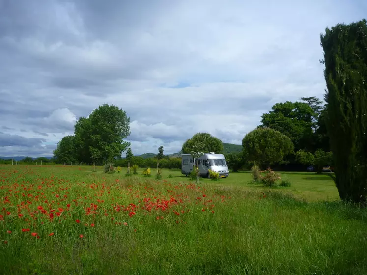 Camping-car dans un champ, accueil à la ferme.