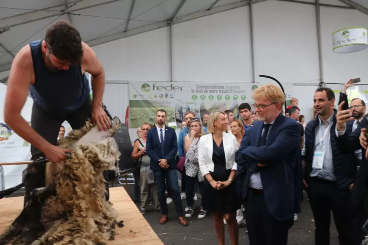 Démonstration de tonte devant le ministre de l'agriculture Marc Fesneau