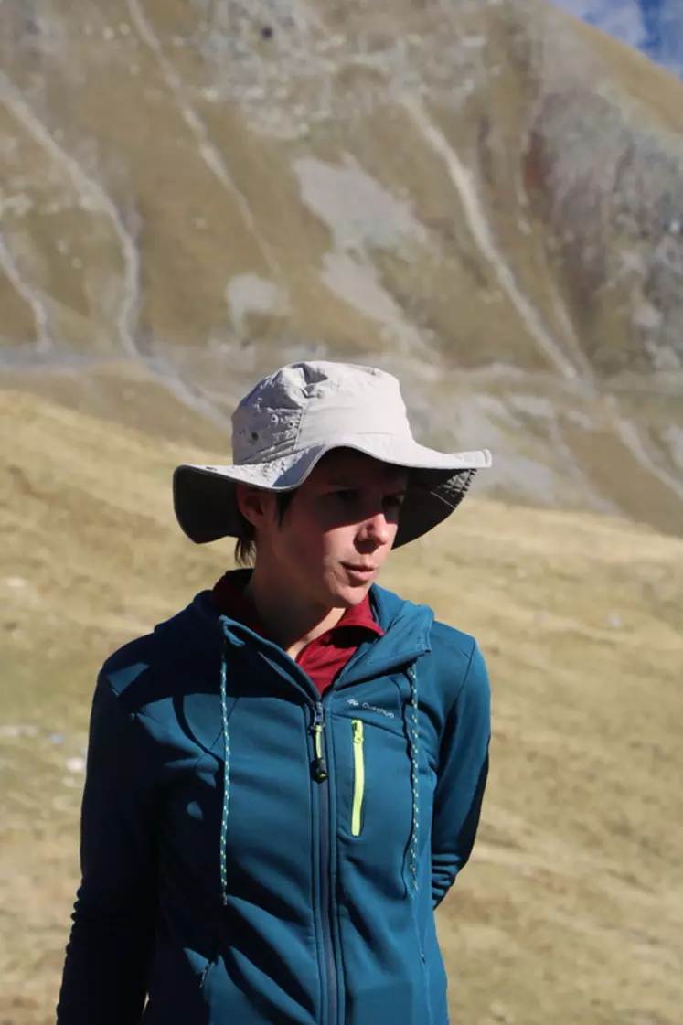 Marie Gontier, ingénieure pastoraliste au Cerpam : "Le dispositif Alpages sentinelle permet d'avoir des références en matière de végétation dans les alpages."