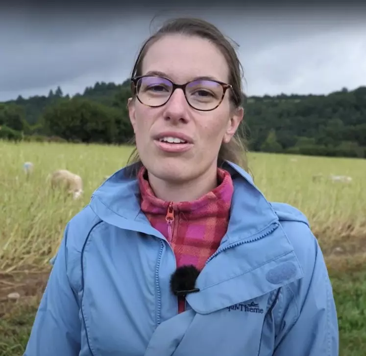 Sharon Marlaud, technicienne pour la coopérative Ecoovi, accompagne Guillaume Metz sur les changements à mettre en oeuvre sur son exploitation.