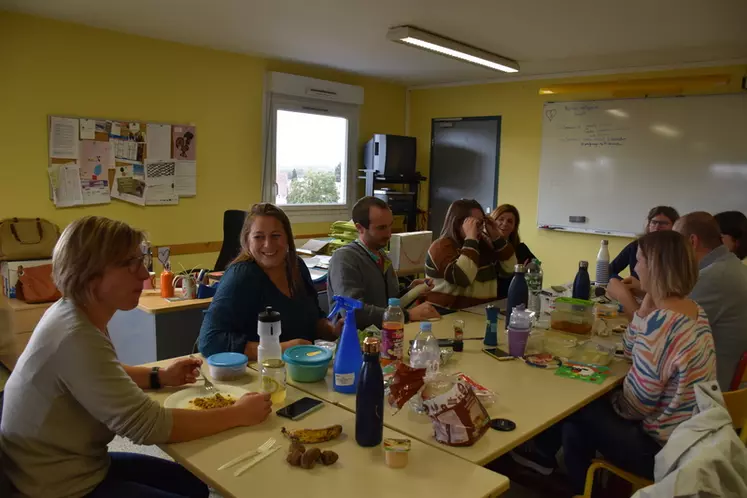 Les professeurs du lycée se réunissent autour du repas.