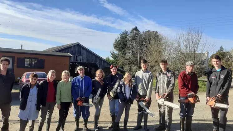 Les aides bénévoles pour faire du bois les week-end suite à la tempête.