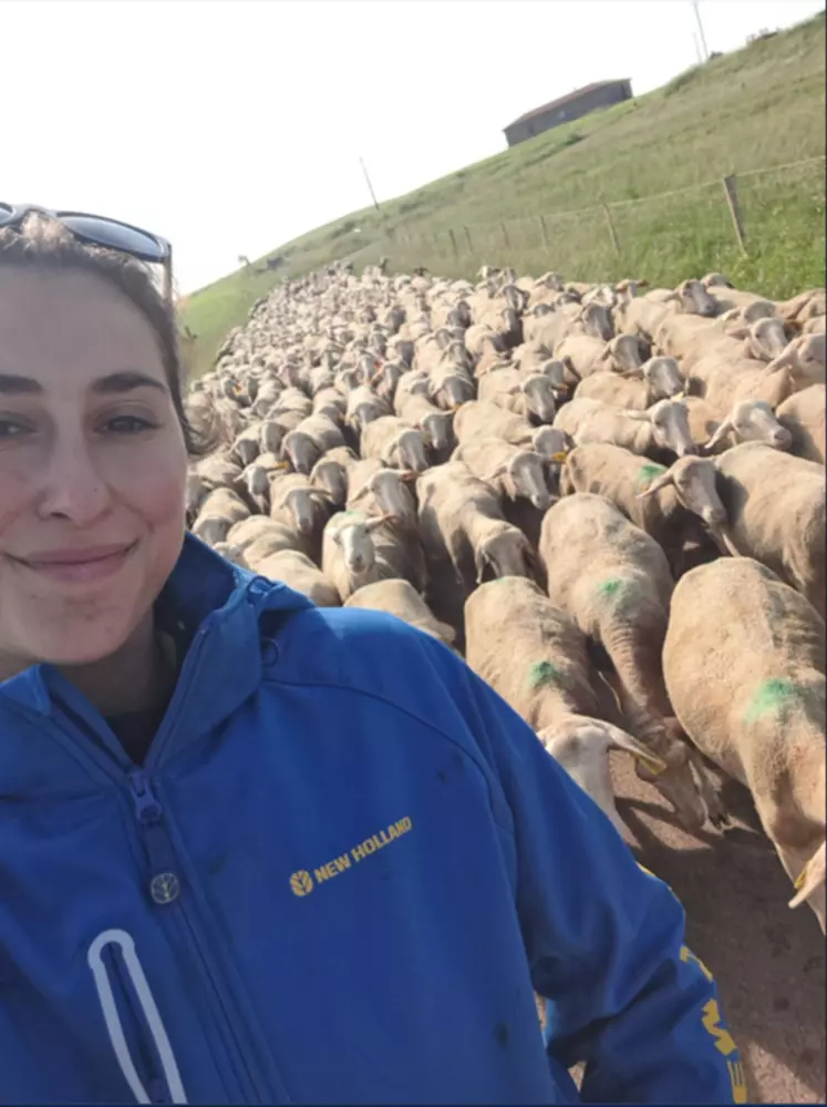 Noémie Lequeux, 23 ans, travaille dans un groupement d'employeurs en brebis laitières dans le sud de l'Aveyron.