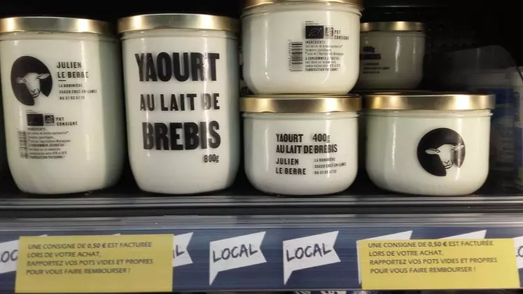La gamme de yaourts de Julien Le Berre est très simplifiée, avec seulement des yaourts nature en pot de 400 ou 800 g. Les pots sont consignés et sérigraphiés, afin de ...