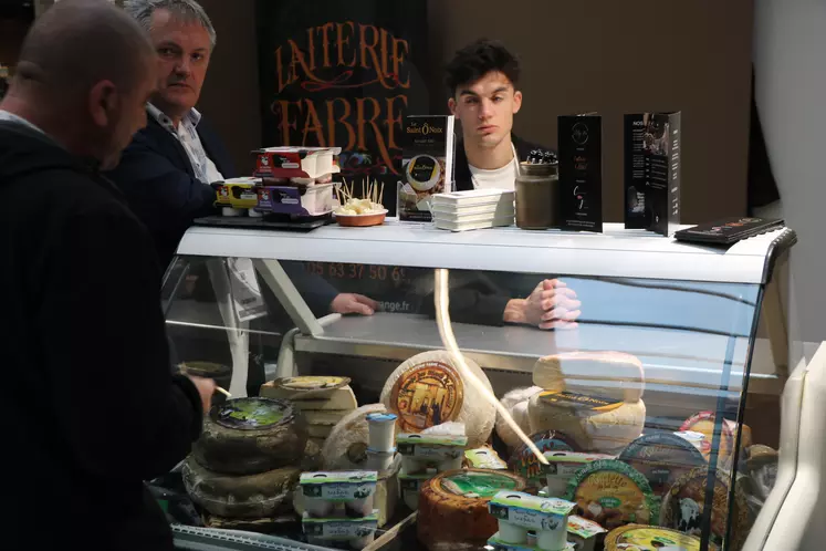 Stand de fromager au Salon du Fromage et des produits laitiers.