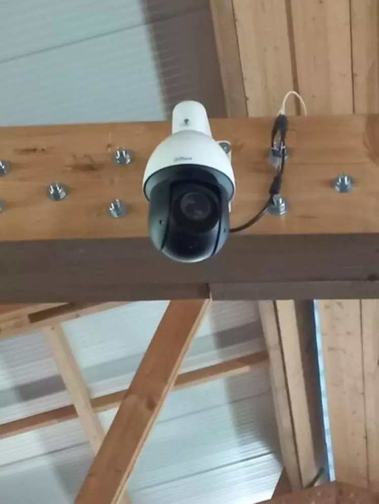 La caméra de surveillance limite l'astreinte et sécurise le bâtiment.