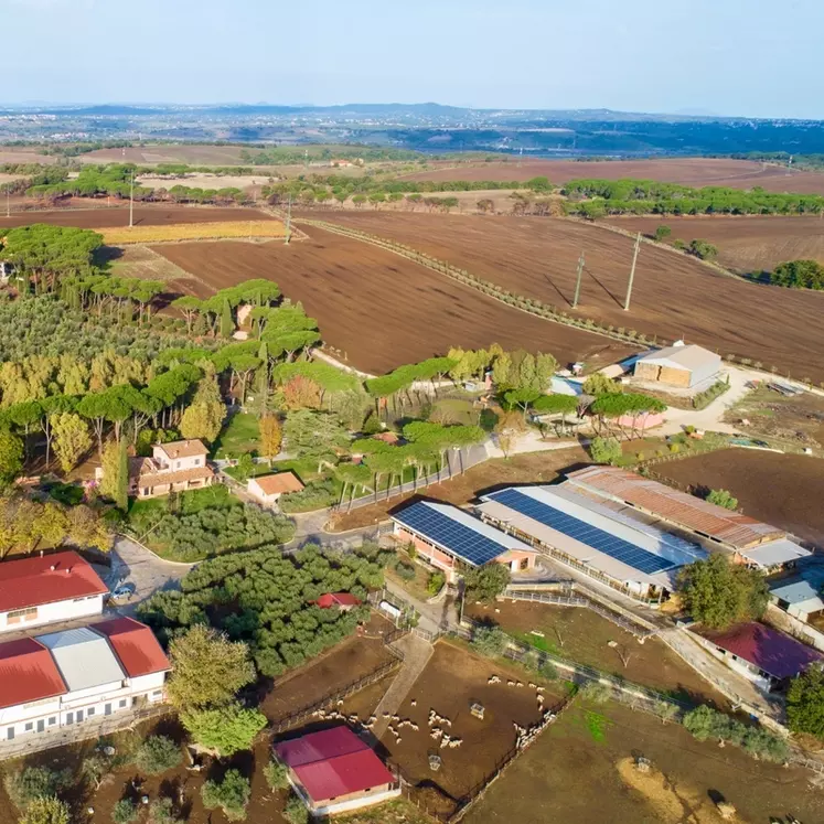 Vue aérienne de la ferme du domaine Bella Donna, en Italie.