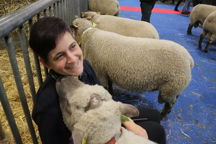 Stéphanie Talon, éleveuse de Moutons vendéens, accorde un grand soin à la préparation de ses animaux pour les concours.