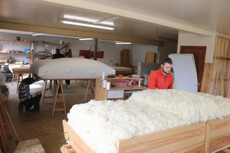 Fabrication d'un matelas en laine artisanal.