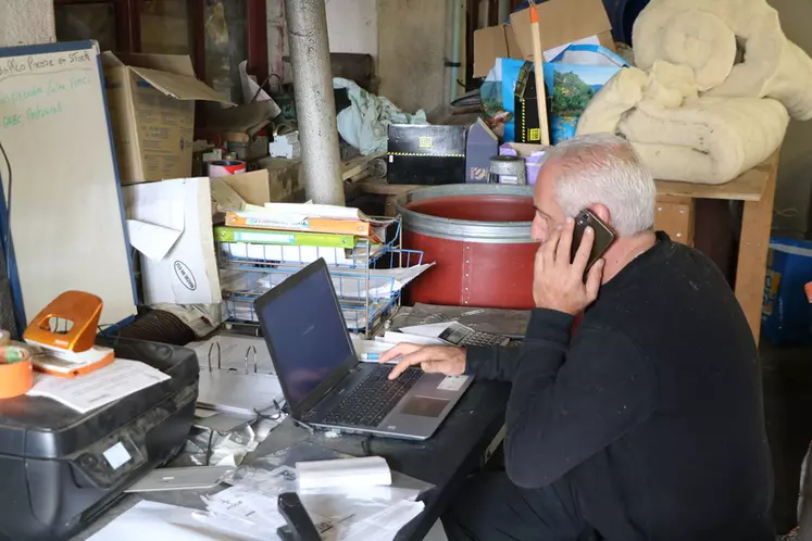 Patrick Laurent à son bureau répond aux commandes.