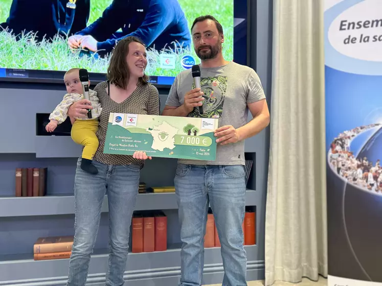 Anaïs Langlais et Antoine Floury recevant le prix de l'agrobiodiversité animale