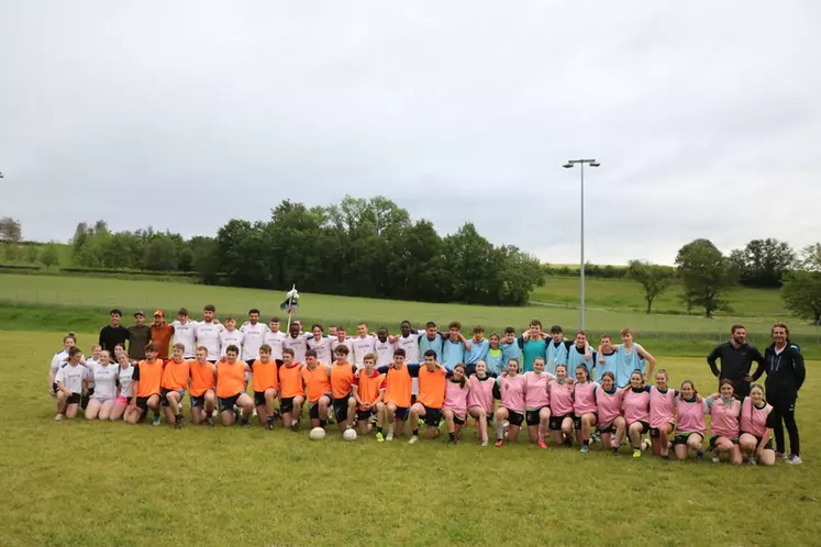 Les élèves du lycée de Brioude-Bonnefont (Haute-Loire) ont disputé un match de rugby amical avec les candidats des Ovinpiades.