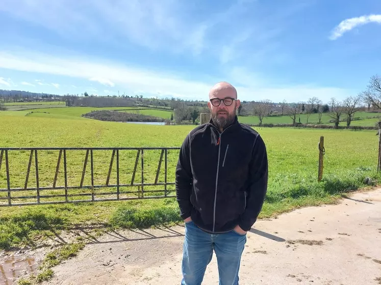 Cédric Acquier, éleveur de brebis laitières en Aveyron.