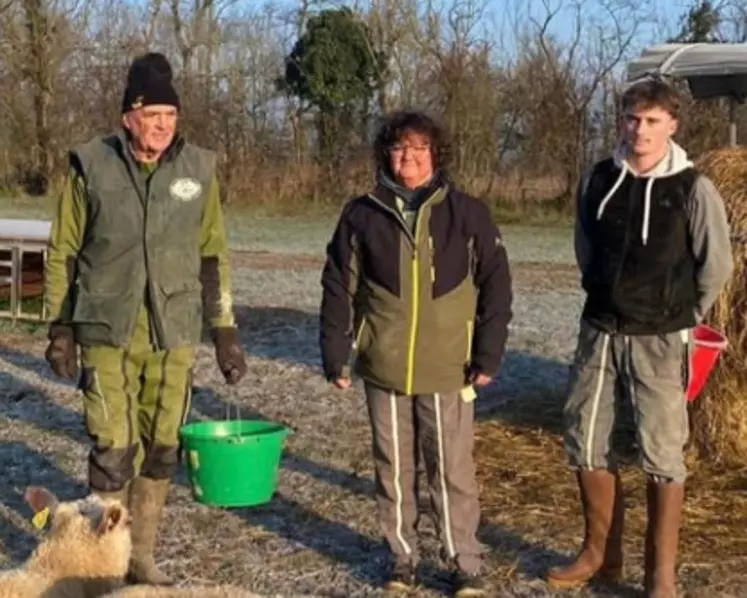 Eleveur cédant avec ses repreneurs