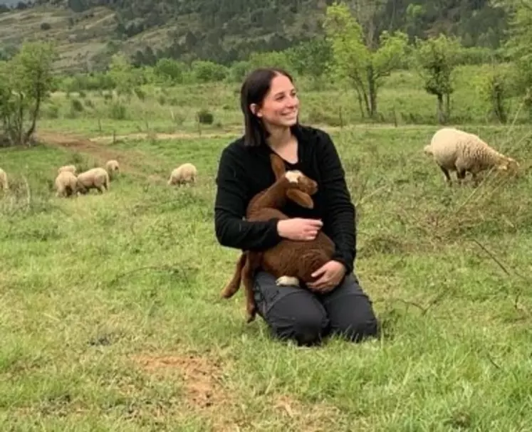 L'éleveuse Elise Boulbes avec un agneau dans les bras.