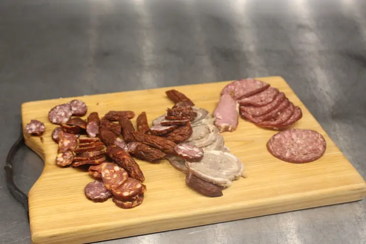 <em class="placeholder">Saucisses et salami de brebis.</em>