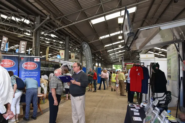 <em class="placeholder">Pour les éleveurs anglais, le Sheep Event est l’occasion de rencontrer les nombreux exposants proposant des probiotiques et compléments alimentaires pour prévenir les ...</em>