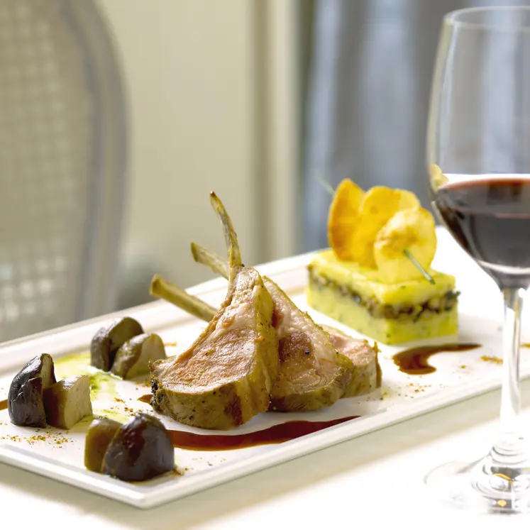 Carré d’agneau rôti aux épices et aux cèpes poêlés
